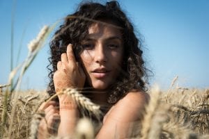 Frau mit Locken im Feld