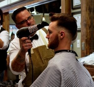 Friseur mit extra leisem Haartrockner